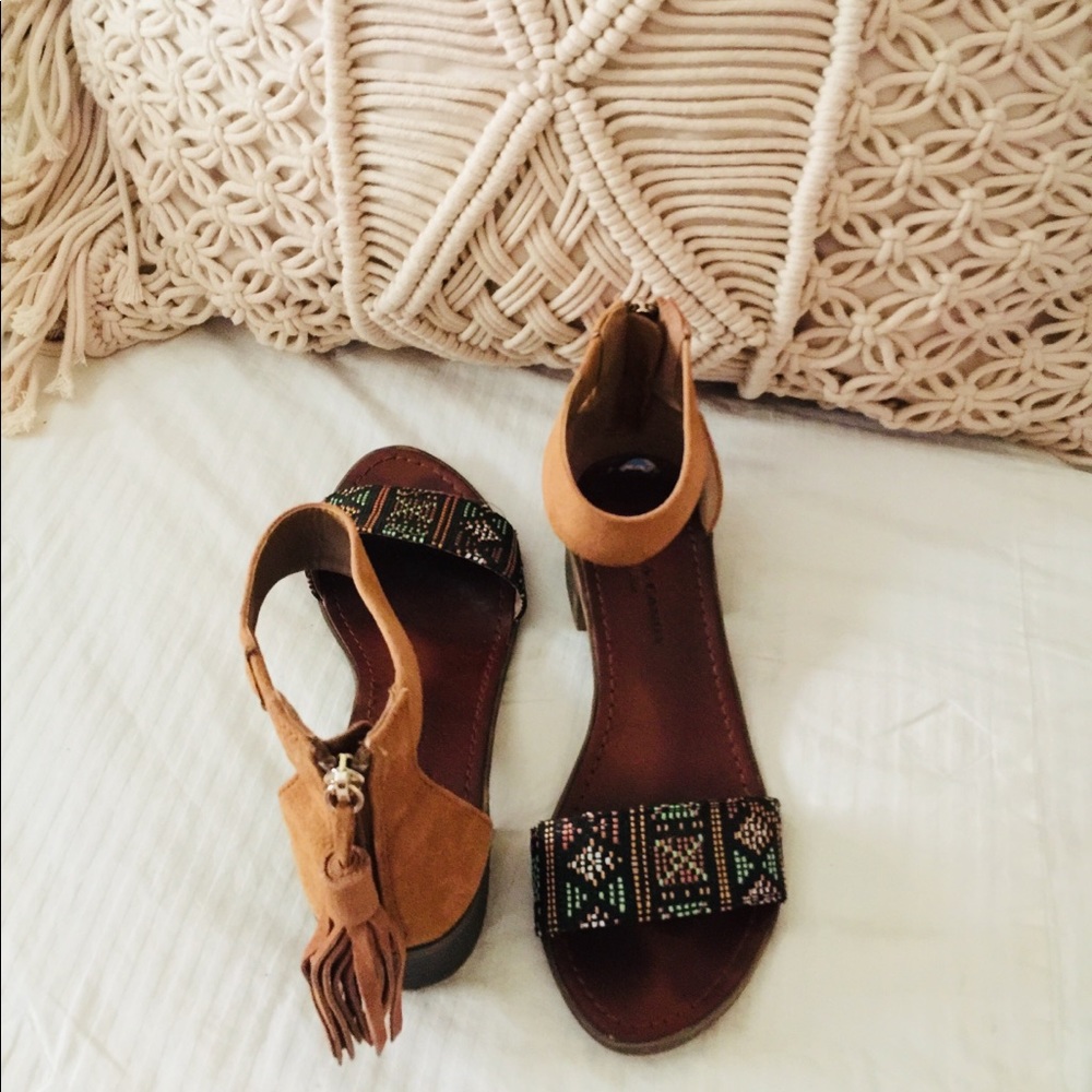 Boho pattern flat heel sandal